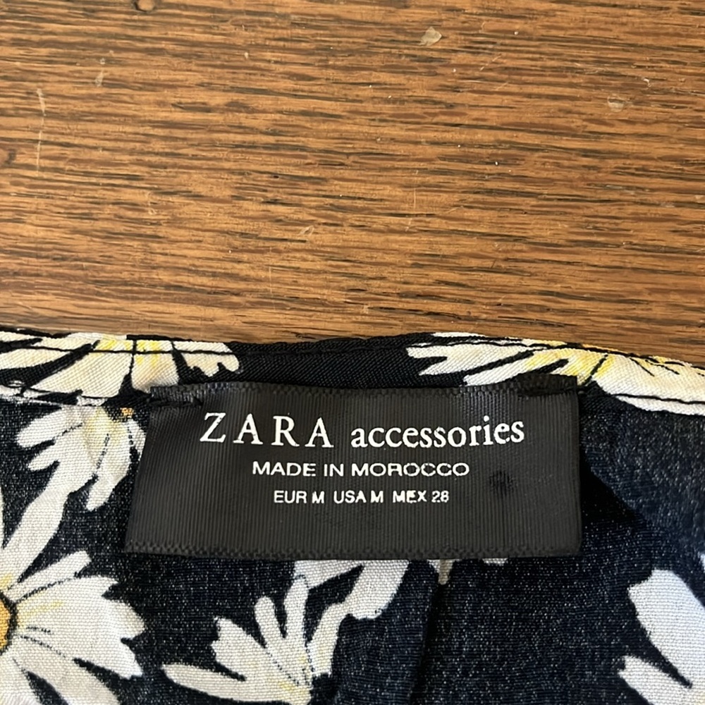 Zara Daisy Faux Wrap Dress Button Front deep V Neck Floral Size M - Picture 7 of 9